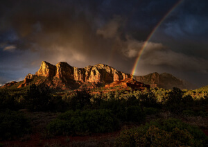 Каньон на фоне неба с радугой